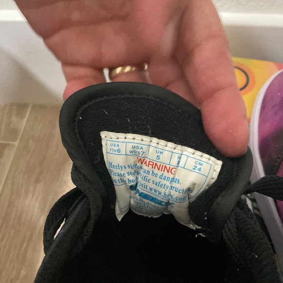 Heely’s Wheeled Kids shoe - Picture 6 of 7